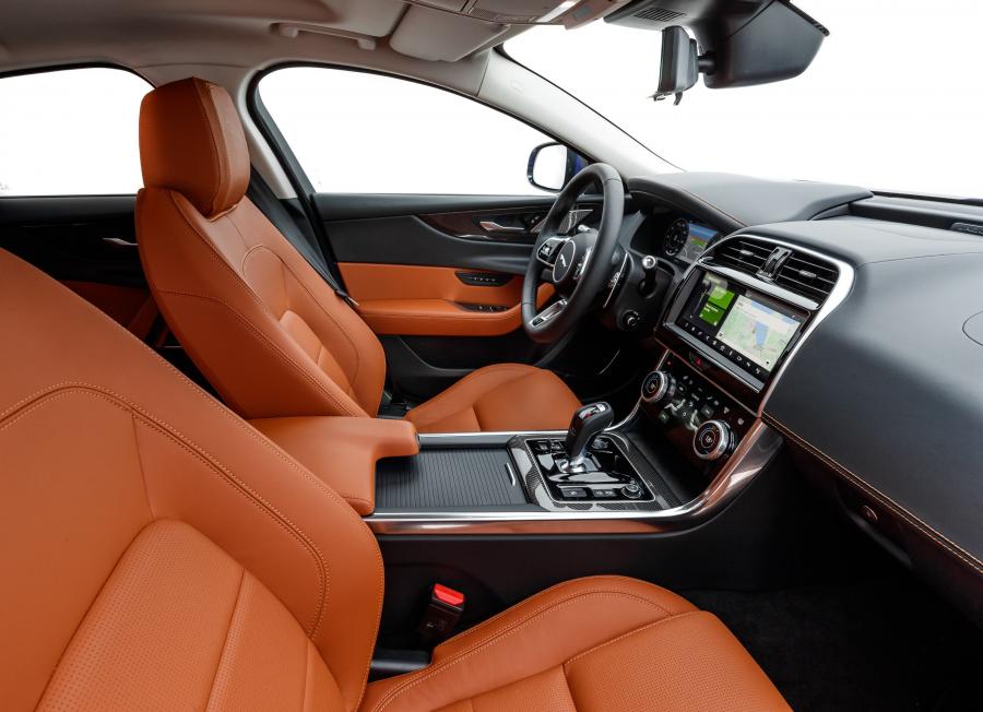 Интерьер Jaguar XE P250 S R-Dynamic 2019 года  (WW) (фото 21 из 24)